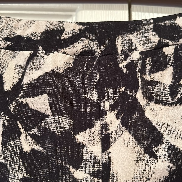 Easywear by Chico’s sz 0 (US 4) Black/Tan Polyester/Spandex Capris. - Picture 3 of 6